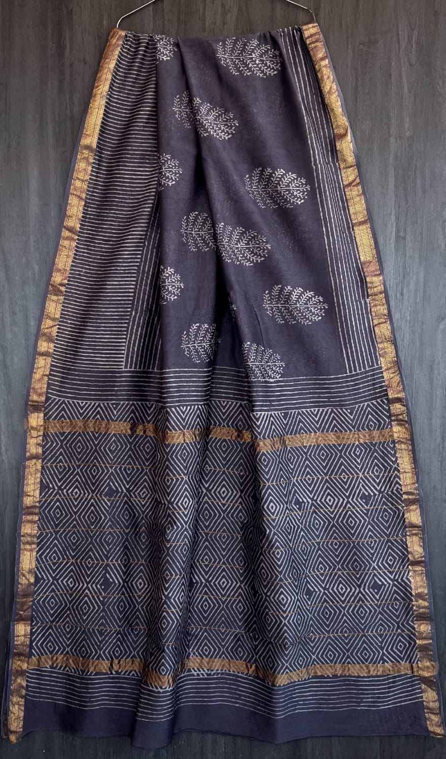 Pure Maheshwari Silk Saree Traditional Discharge Buti Design