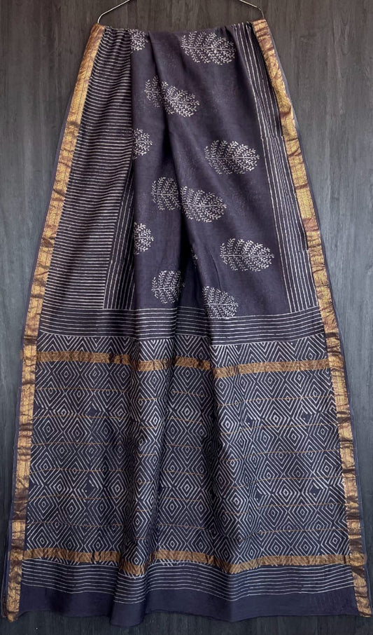 Pure Maheshwari Silk Saree Traditional Discharge Buti Design